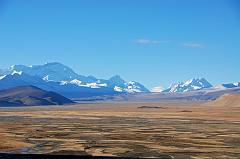 
The view across the plains from Tingri include Cho Oyu (8201m), the pointed peak Nangpai Gosum I (7351m, also called Pasang Lhamu Chuli, Josamba and Cho Aui), the Nangpa La pass between Tibet and Nepal, and Jobo Rabzang (6666m) on the right.
